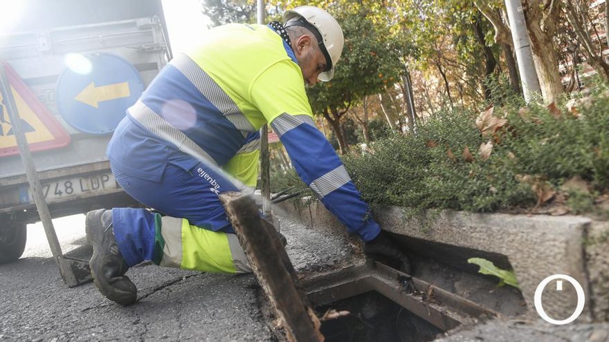 La limpieza de 30.000 imbornales que evita inundaciones en Córdoba
