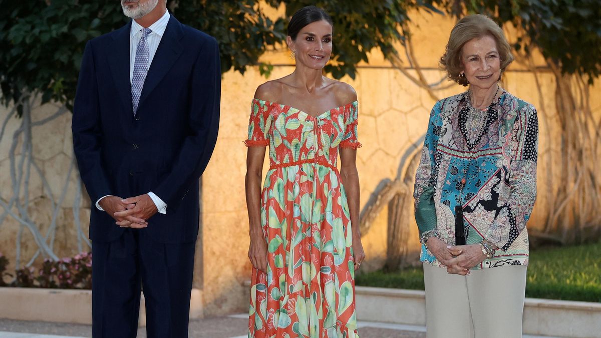 Archivo - Los Reyes, Felipe VI y Letizia, y La Reina Sofía durante una recepción ofrecida a las autoridades de Baleares y a una representación de la sociedad balear, en el Palacio de Marivent.