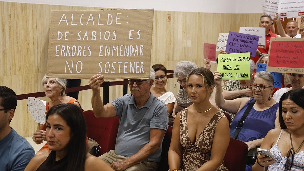 Protestas en el pleno pidiendo la adquisición de los cines de verano
