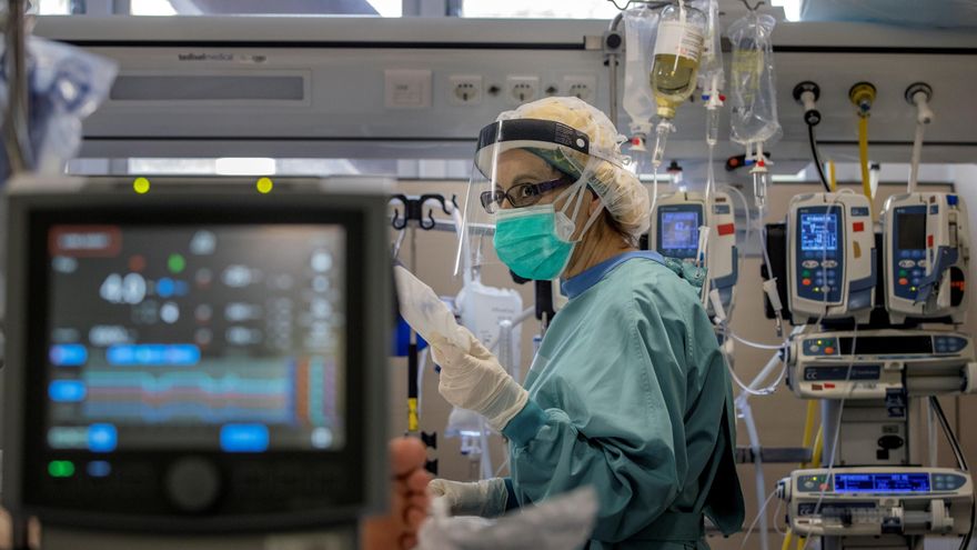 Una profesional sanitaria trabaja en la UCI del Hospital Vall d'Hebron de Barcelona. EFE/Alberto Estévez/Archivo
