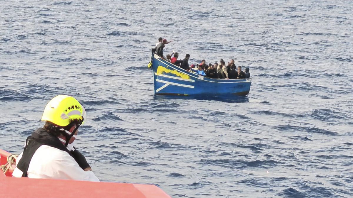 Rescatadas 38 personas migrantes, entre ellas dos menores, que iban en una patera al este de La Graciosa