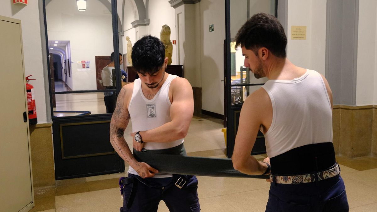 Costaleros preparándose en los momentos en los que la cofradía había decidido salir