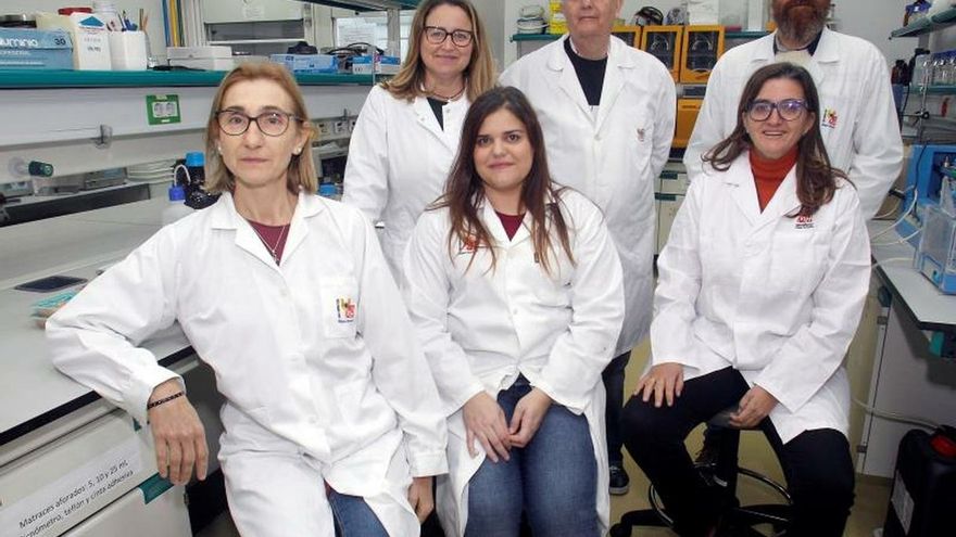 El grupo IPOA (Industrialización de Productos de Origen Animal) del Departamento de Tecnología Agroalimentaria de la Escuela Politécnica Superior de Orihuela dependiente de la UMH de Elche formado por Estrella Sayas (1ª i), Carmen Botella (c), Juana Fernández (d), y de pie, Casilda Navarro (1ªi), José Angel Pérez (c), y Manuel Viuda (d), investiga con productos de proximidad sin apenas procesar, elaborados con vegetales frescos y libres de alérgenos, los llamados "de quinta gama", para elaborar cremas de verduras y productos untables como patés, morcilla o sobrasada pero sin elementos de origen animal dirigidos a clientes veganos.