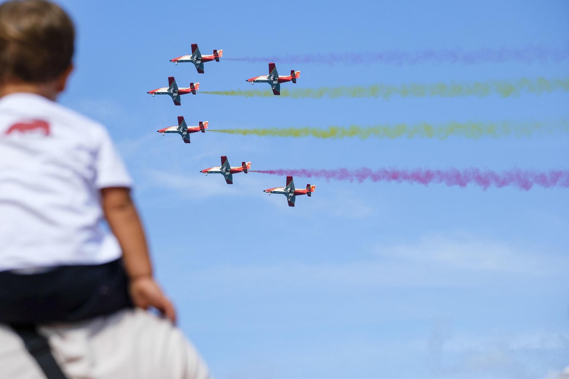 Exhibición aérea en la playa de Las Canteras. (EFE/ Angel Medina G.)