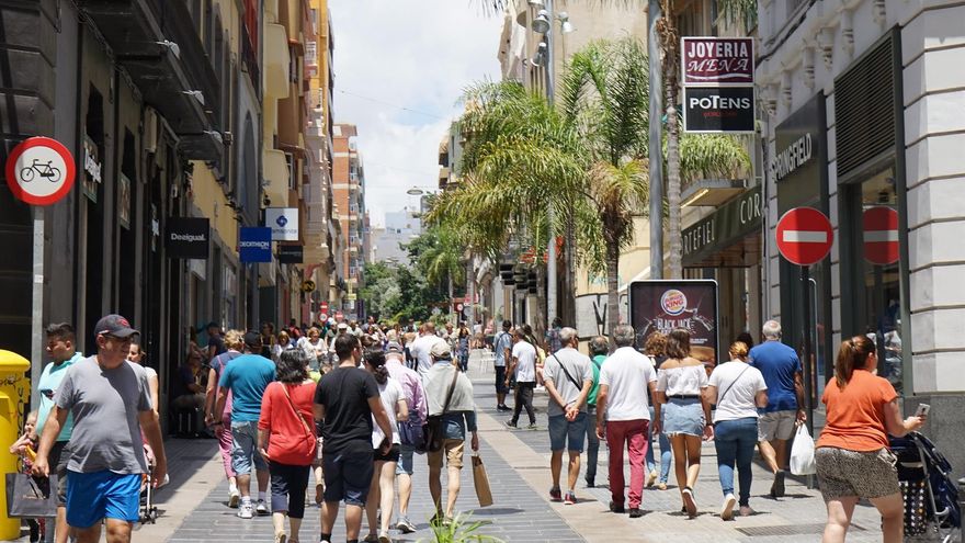 Gente en la calle Castillo de Santa Cruz de Tenerife, en una imagen de archivo