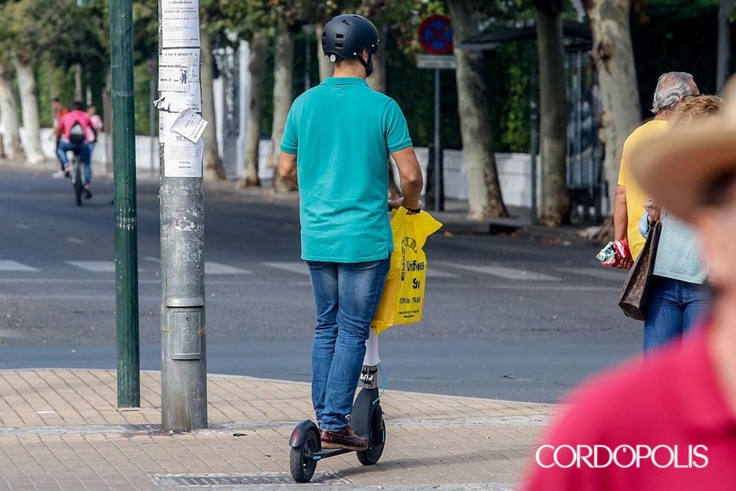 Un usuario de patinete en Córdoba 