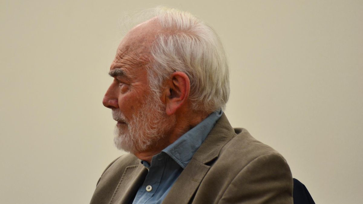 Una imagen de perfil del literato leonés Juan Pedro Aparicio.