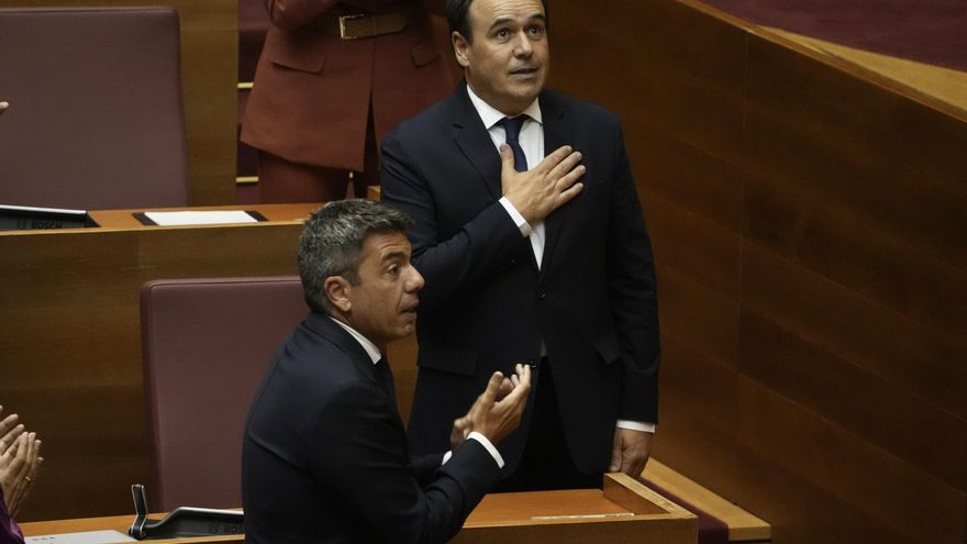 El ex presidente de la Generalitat valenciana, Carlos Mazón (1 fila), y el nuevo presidente de la Comunitat Valenciana, Juanfran Pérez Llorca