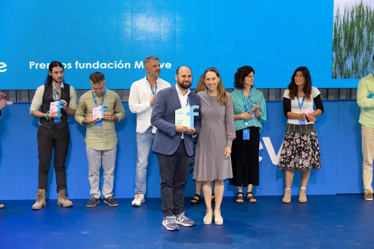 Responsable de la empresa Ocean Oasis Canarias, S.L, Sebastián Fleimblatt, que presentó el proyecto 'DesaLIFE', junto con la vicepresidenta de fundación Moeve, Bettina Karsch.