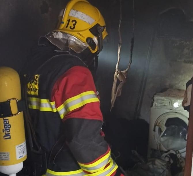 Un bombero durante la intervención. Foto. BOMBEROS LA PALMA