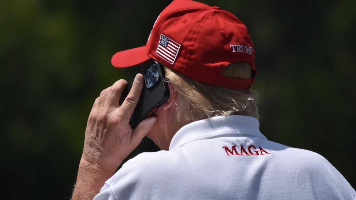 Donald Trump hablando por teléfono en una imagen de archivo.