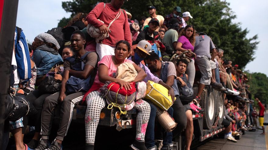 La caravana migrante descansa tras entrar al estado mexicano de Veracruz