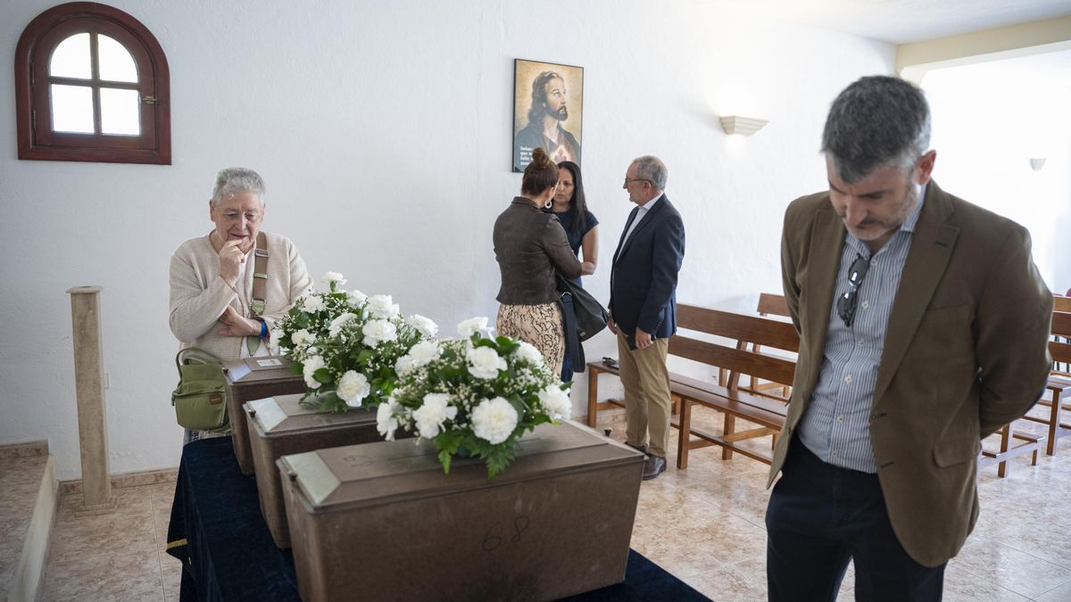 Ana Rodríguez junto a los restos de su hermano en la ermita del cementerio de San Román, Arrecife.