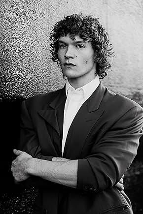 Connor Storrie, lanzado al estrellato por Más que rivales, coronado de rulos y rulitos