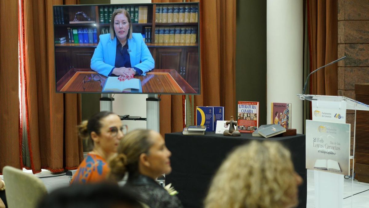 En la imagen, Astrid Perez, presidenta de la Cámara, en el acto por el Día de las Letras Canarias.