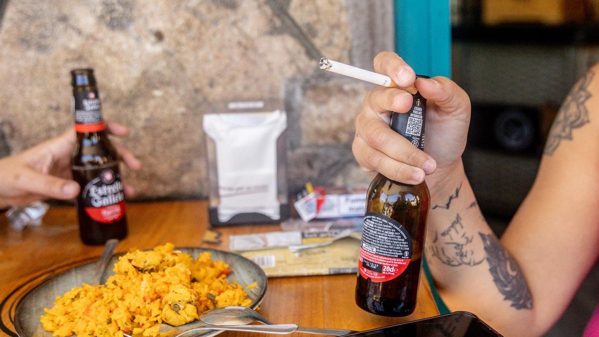 Los empresarios turísticos de Las Palmas quieren que se pueda seguir fumando en las terrazas