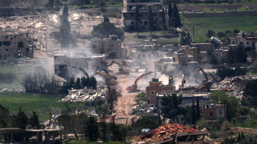 Excavadoras del ejército israelí demuelen edificios en la aldea libanesa meridional de Mais al-Jabal, como se ve desde el lado israelí de la frontera, 13 de abril de 2026. El ejército israelí declaró que está llevando a cabo operaciones en el sur del Líbano dirigidas a la infraestructura y el personal de Hezbolá. (Líbano, Hizbulá/Hezbolá) EFE/EPA/ATEF SAFADI