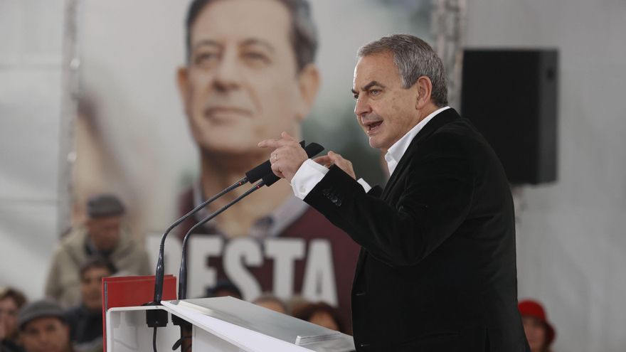 El expresidente del Gobierno José Luis Rodriguez Zapatero participa en un mitín en Ferrol este domingo. EFE/Kiko Delgado