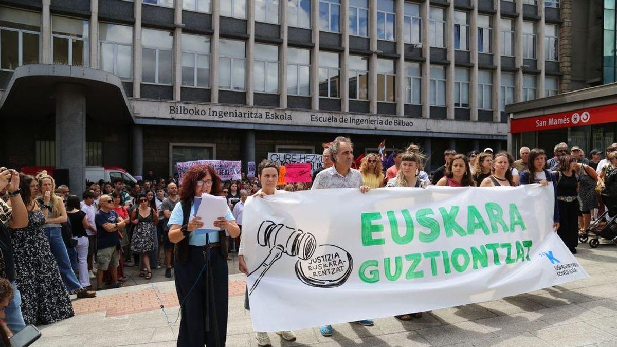 La secretaria general de Euskalgintzaren Kontseilua y representantes de sindicatos durante la concentración en la Escuela de Ingeniería de la EHU en Bilbao durante la concentración para denunciar la "ofensiva judicial" contra el euskera
