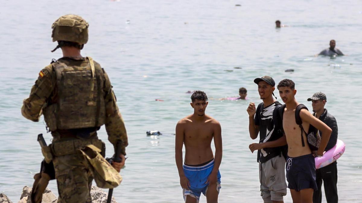 Varios migrantes en la costa española de Ceuta, el viernes. EFE/ Reduan Dris