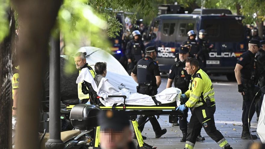 Un fondo desahucia a Maricarmen a sus 87 años tras un enorme despliegue policial y pese a la presión vecinal