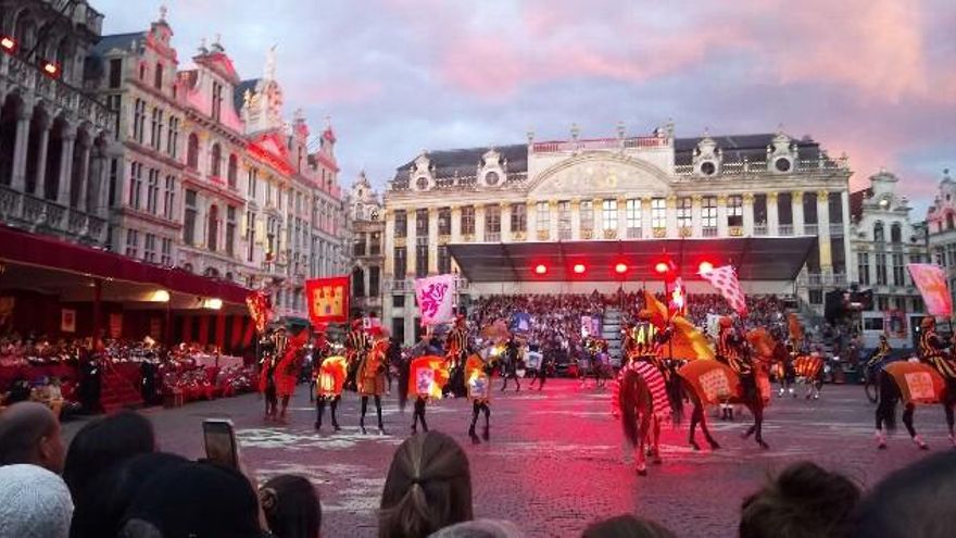 El pendón real leonés por delante del de Castilla en la plaza del Ayuntamiento de Bruselas.