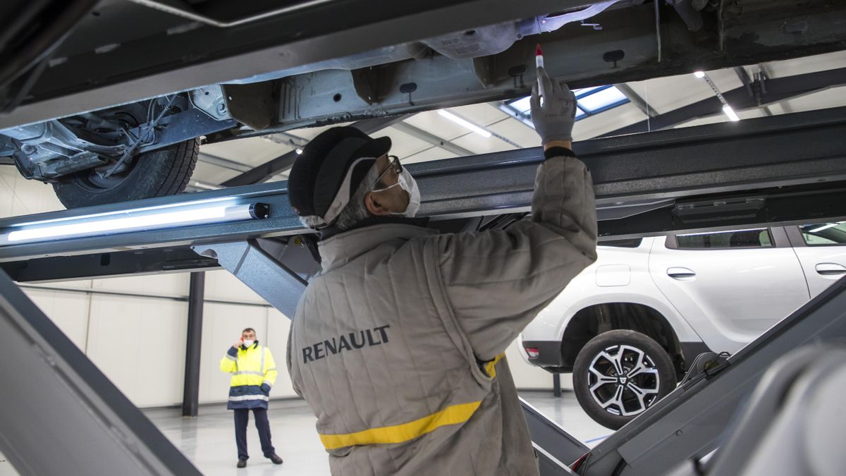 Un operario revisando el estado de un coche