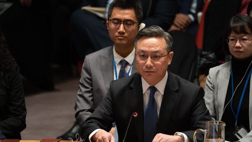 El representante permanente adjunto de China ante las Naciones Unidas, Sun Lei, habla durante una reunión del Consejo de Seguridad de las Naciones Unidas en la sede de la ONU en Nueva York.