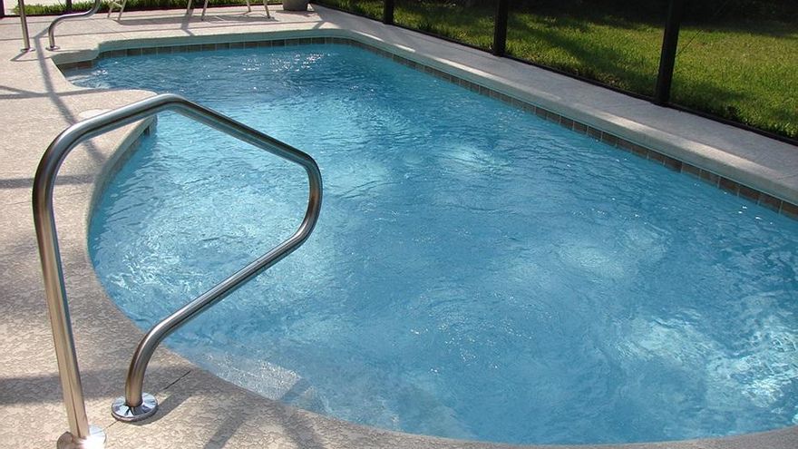 El agua de la piscina, ¿puede afectar la salud de los dientes y la boca?