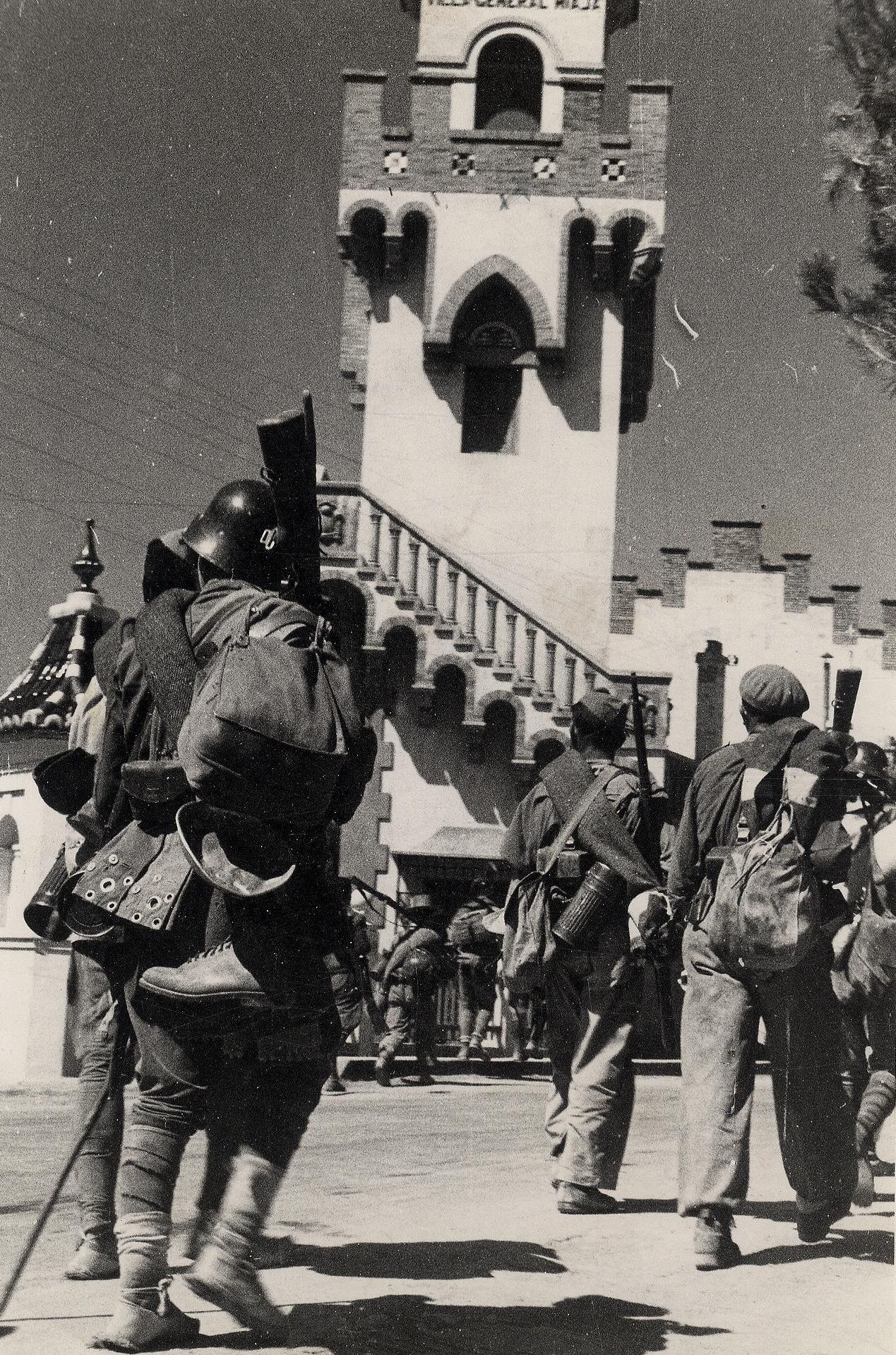 Les tropes rebels passen per davant de la Villa General Miaja, el dia de l’ocupació de Benicàssim.