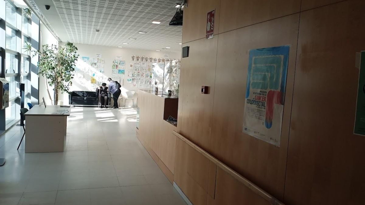 Juventino, de 101 años, esperando a que lo atiendan en el Centro de Salud de Villablino.