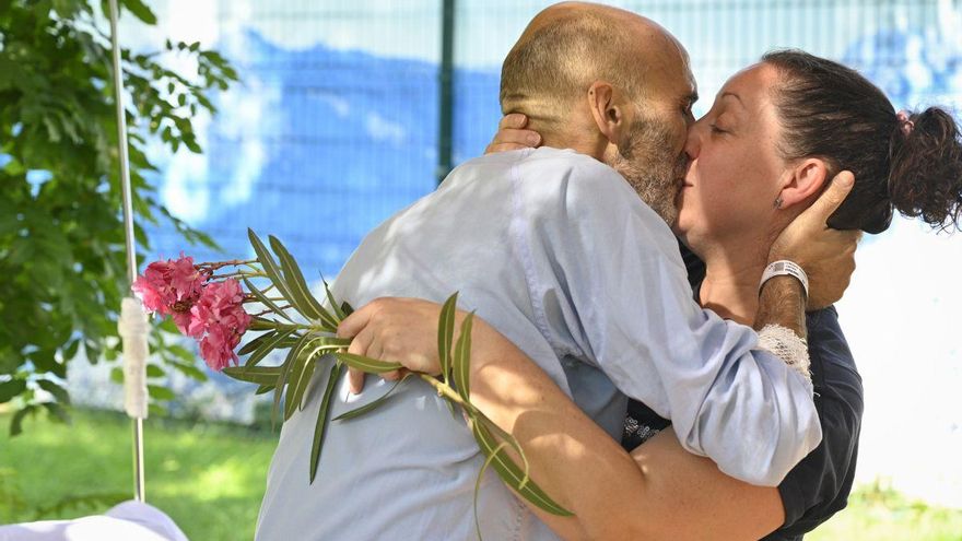 Boda en el hospital: un paciente en paliativos y su prometida se dan el "sí quiero" en el Gregorio Marañón