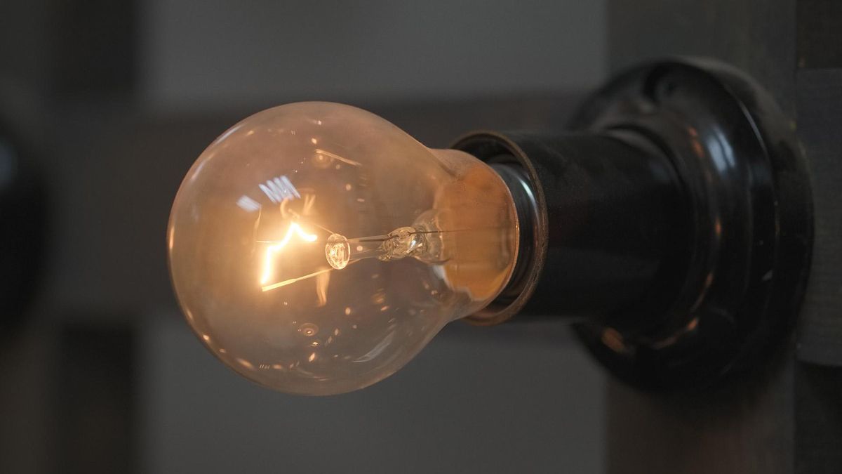 La historia de la electricidad, desde las primeras bombillas hasta las energías renovables