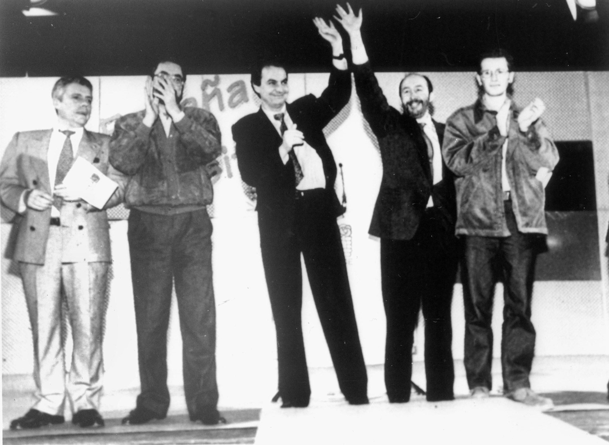 El ministro de la Presidencia y de Relaciones con las Cortes, Alfredo Pérez Rubalcaba (2d); el secretario regional del PSOE, Jesús Quijano (2i) y el secretario provincial, José Luis Rodríguez Zapatero, en un mitin de las generales de 1996