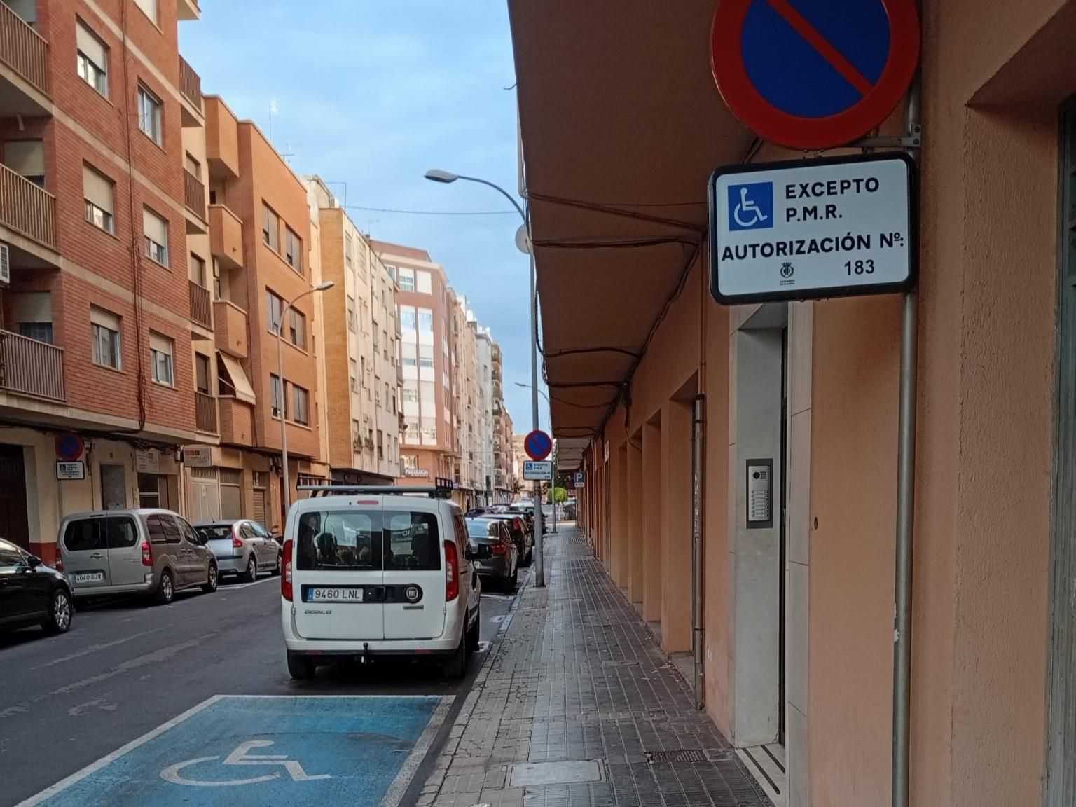 Una de les places d'aparcament reservades per a ús privatiu.