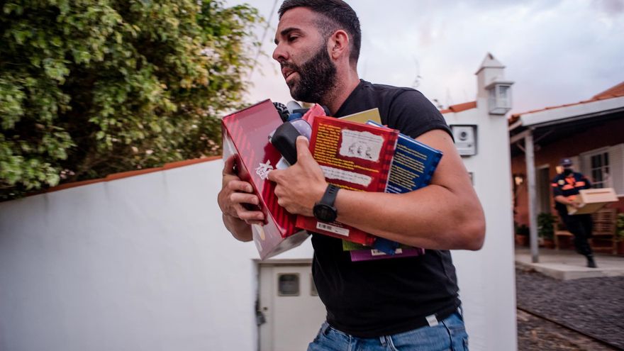 Un hombre con sus pertenencias durante una de las evacuaciones por la erupción del volcán de La Palma - FOTO: Arturo Jiménez/dpa