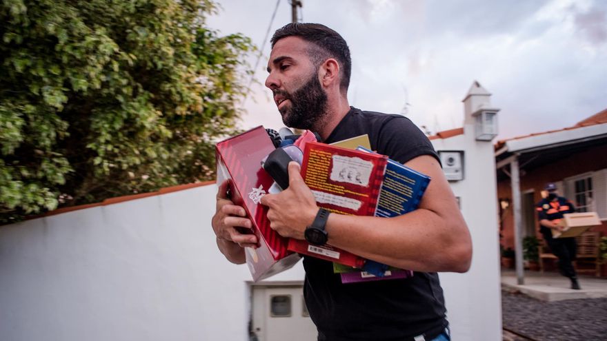 Un hombre con sus pertenencias durante una de las evacuaciones por la erupción del volcán de La Palma - FOTO: Arturo Jiménez/dpa