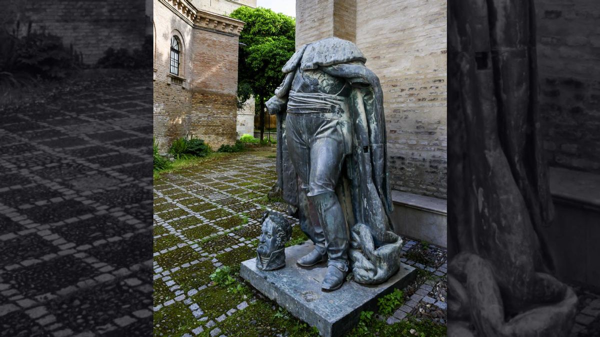 La estatua de Fernando VI pierde la cabeza en Sevilla por el temporal