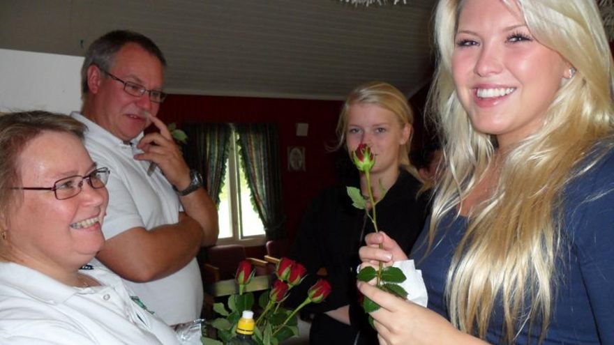 Lisa Marie Husby junto a Elin (izquierda), la mujer que convenció a Lisa para que no abandonase la cabaña durante el atentado.