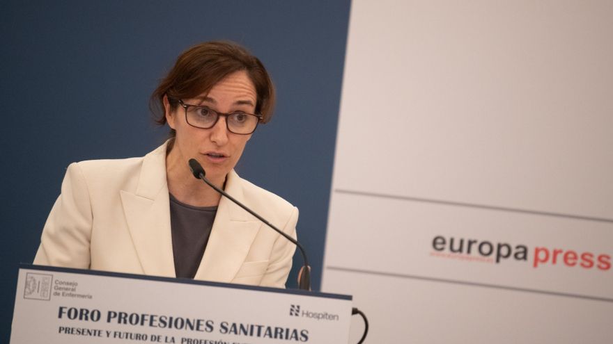 La ministra de Sanidad, Mónica García, durante el Encuentro Informativo Hospiten ‘Foro Profesiones Sanitarias: Presente y futuro de la profesión enfermera en España’, en el Hotel InterContinental, a 4 de marzo de 2026, en Madrid (España).