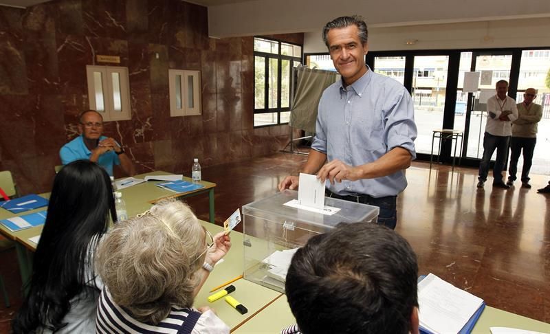 El candidato del PSOE Juan Fernando López Aguilar en su colegio electoral para votar en las elecciones al Parlamento Europeo.