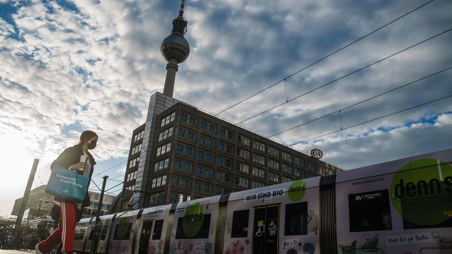 Los contagios por coronavirus se dispararon en Alemania a un nuevo máximo de 14.714 en las últimas 24 horas, mientras el número de muertos superó los 10.000 desde el inicio de la pandemia, según datos del Instituto Robert Koch (RKI) de virología actualizados la pasada medianoche.  El RKI advierte, no obstante, que debido a un problema técnico con el servidor, el viernes no recibió los datos de todos los departamentos de salud regionales, por lo que los nuevos contagios comunicados el viernes no incluían todos los casos, que fueron llegando a lo largo del día y se suman a los nuevos positivos dados a conocer hoy.  Aún así, los 11.242 casos contabilizados ayer -a falta de los datos completos- fue similar al anterior nuevo máximo de 11.287 registrados el día antes.
