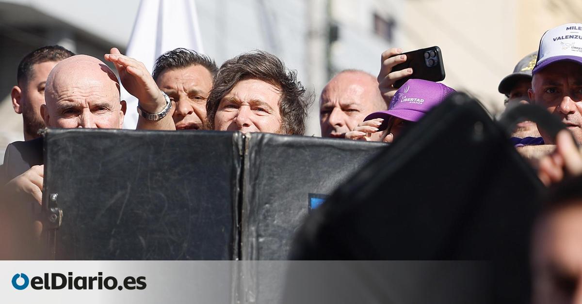 Evacúan a Milei y a su hermana de un acto electoral ante el lanzamiento de objetos contra su comitiva en Buenos Aires
