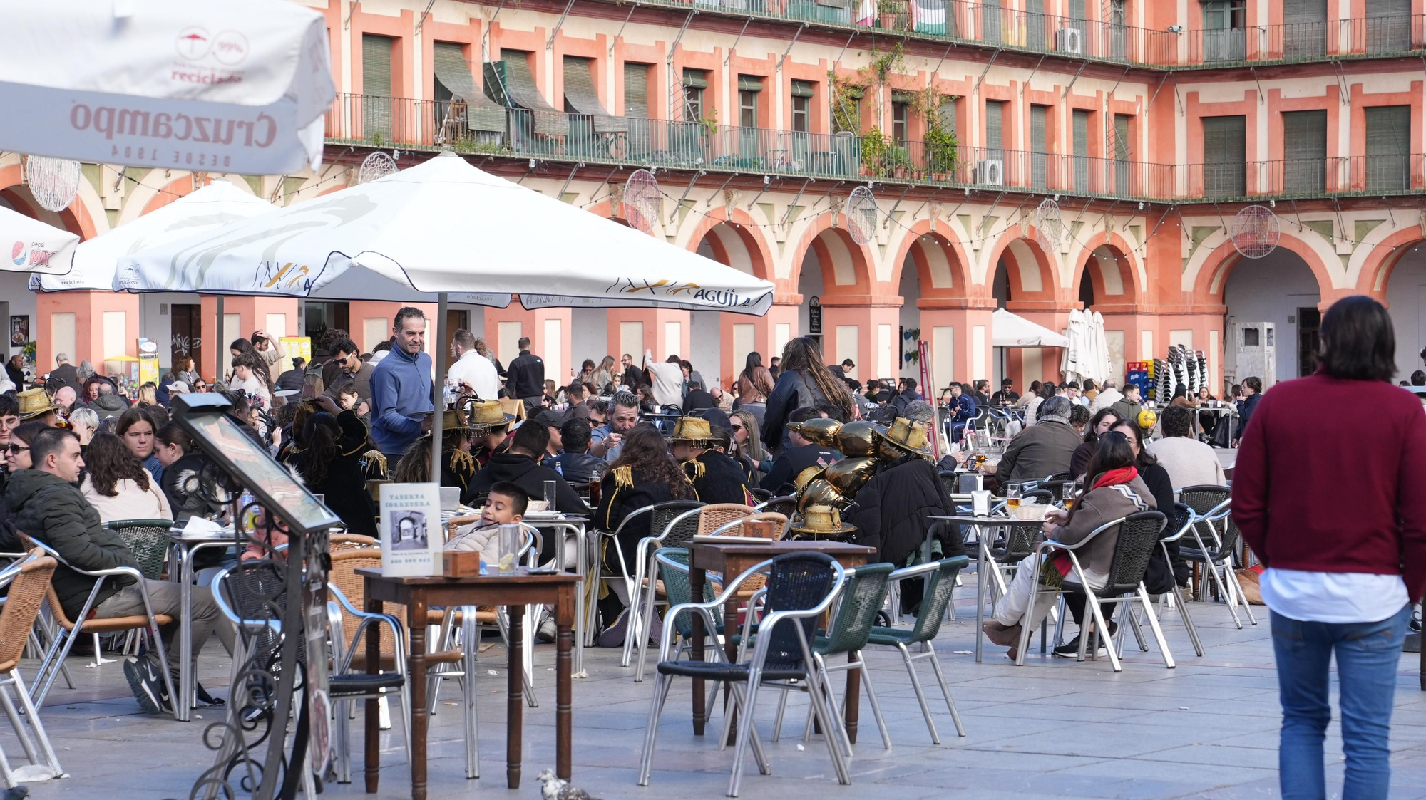 Los cordobeses se echan a la calle en este domingo de sol