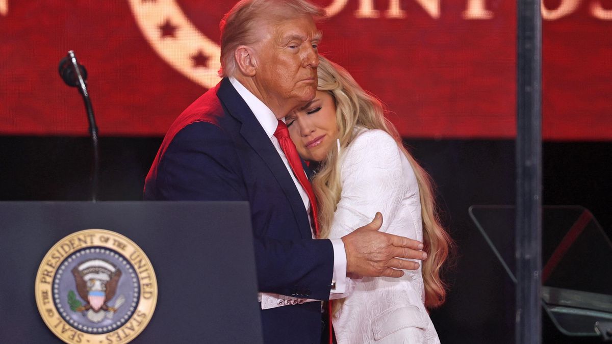 El presidente de EEUU, Donald Trump, y Erika Kirk, viuda de Charlie Kirk, se abrazan durante el servicio conmemorativo público en honor del activista de derecha Charlie Kirk en el estadio State Farm de Glendale, Arizona, el 21 de septiembre de 2025.