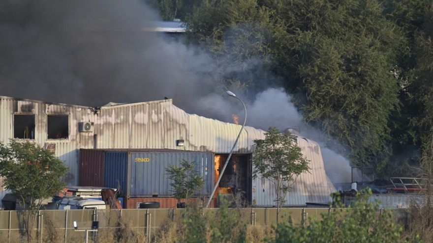 Incendio en una empresa de baterías de litio y de pilas, a 4 de junio de 2025, en Azuqueca de Henares, Guadalajara, Castilla-La Mancha (España). Un incendio declarado sobre las 19.00 horas de hoy en una empresa de baterías de litio y de pilas situado en e