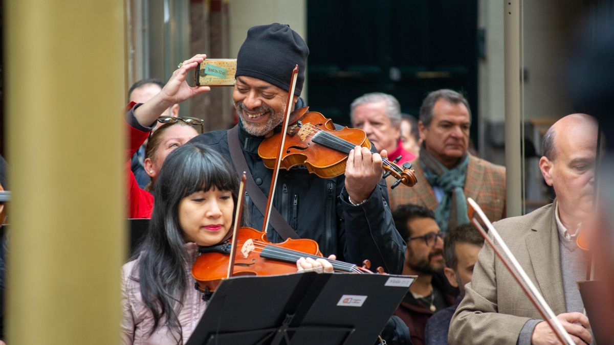 Música por sorpresa en Cruz Conde para animar las compras en el comercio local