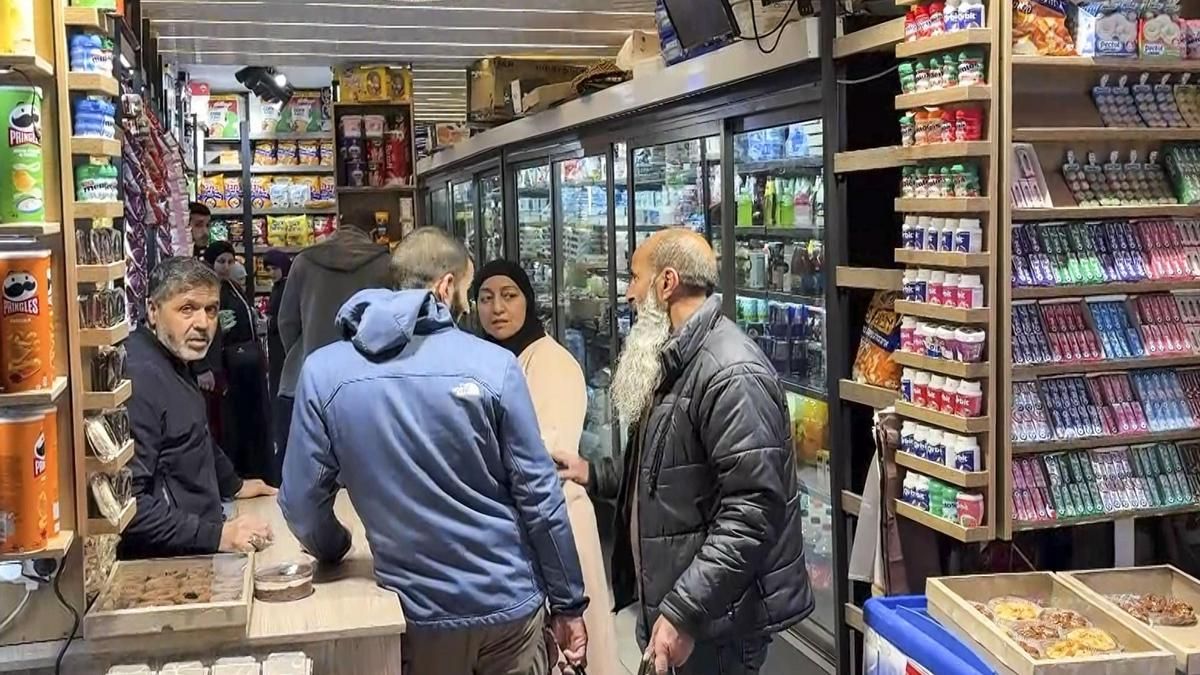 Numerosas personas realizan compras de provisiones, alimentos y medicinas, en la ciudad vieja en Jerusalén.