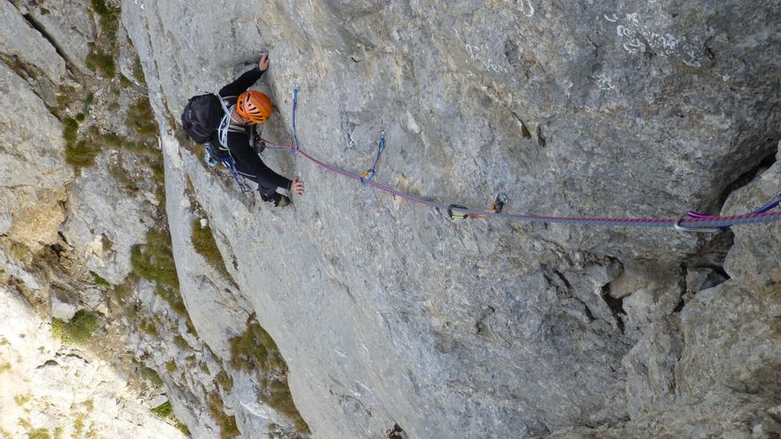 Largo once de la vía ‘Capricho de Primavera’, curiosa travesía que nos exigirá confiar en nuestros pies para liberarla.