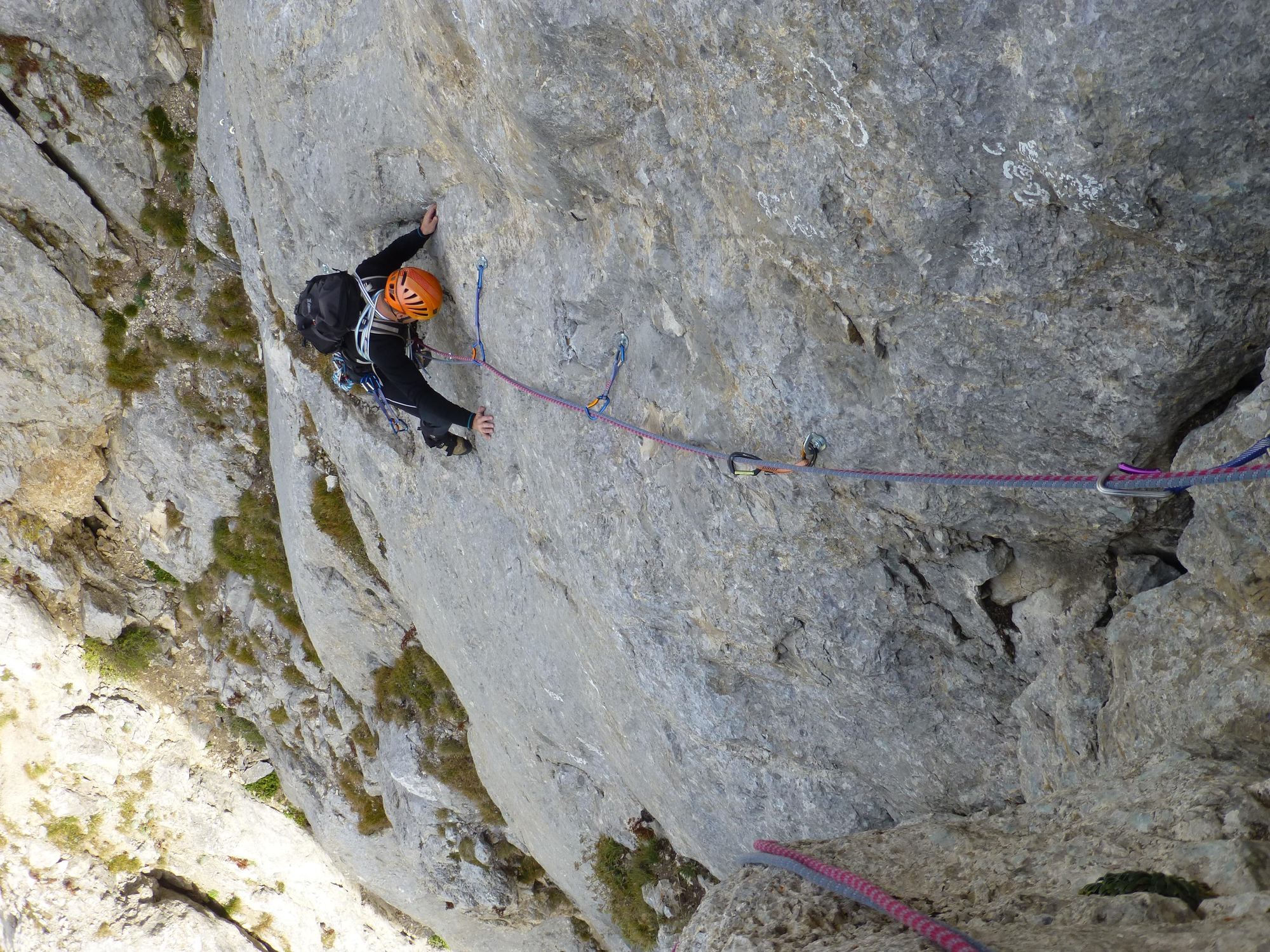 Largo once de la vía ‘Capricho de Primavera’, curiosa travesía que nos exigirá confiar en nuestros pies para liberarla.
